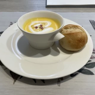 スープが美味しく、パンもモチモチでした。
