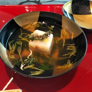 木曽漆器。使用年数が経っているため艶があり料理が映えます