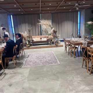 秋婚に相応しい色味を使ったドライフラワーいっぱいの会場