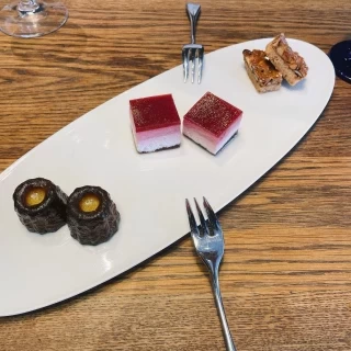 ビュッフェ式のケーキ