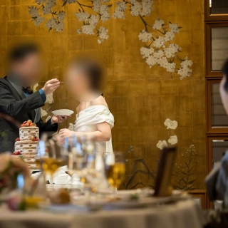 披露宴会場にてファーストバイト
