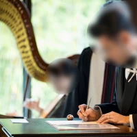 チャペルにて結婚証明書記入