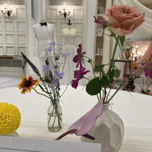 一番前の席でとても良い席
素敵なお花に囲まれたテーブル|678144さんの茅ヶ崎迎賓館の写真(1960790)