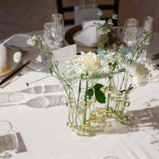 テーブルのお花は青と白のイメージで飾っていただきました