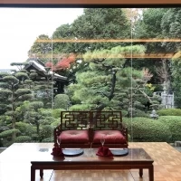 高砂の後ろの日本庭園は、まるで絵画のようです。