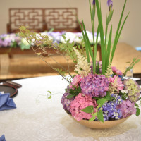 ゲスト卓装花　金の盃に紫陽花