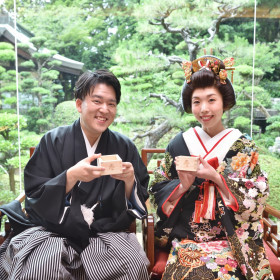 高砂の後ろに広がる日本庭園をバックに乾杯。