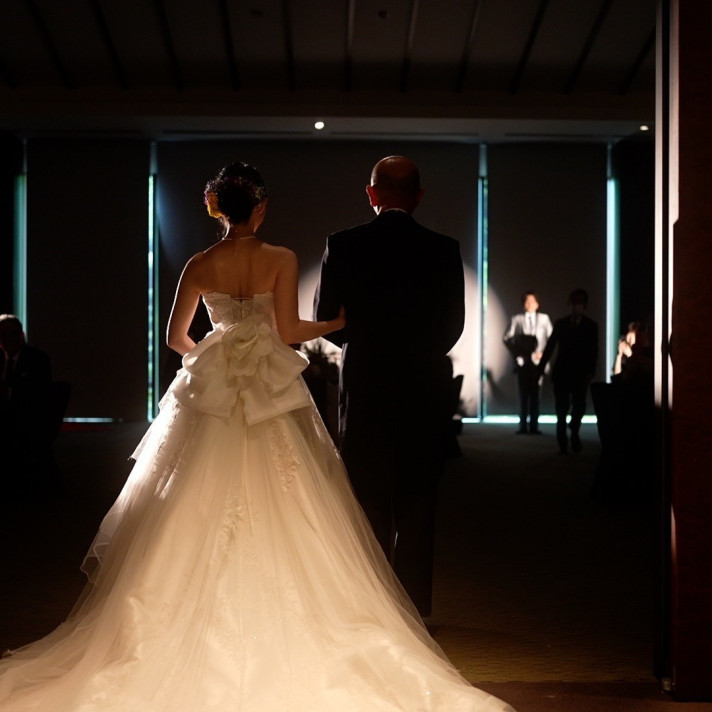 ウェディングドレスでお色直し後に父と入場。