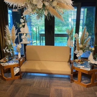 ソファかチェアか選べました。お花も好きな雰囲気で彩れます。