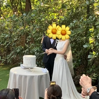 ケーキ入刀。何処を撮っても美しい緑の背景。
