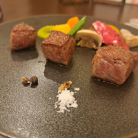 お肉料理とそれに合うワインをいただきました。