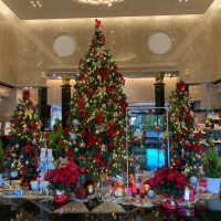 ホテルロビーのクリスマス装飾が豪華