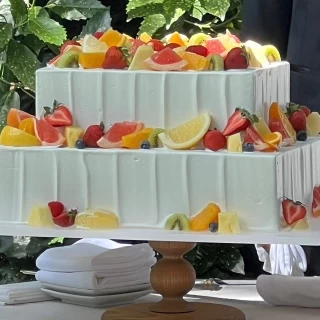 フルーツたっぷりのケーキ
ガーデンで入刀しました