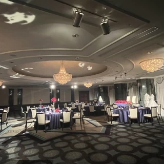 参列者の出入口から撮った披露宴会場の写真です。