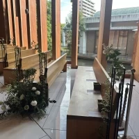 木の挙式会場で、とても木の香りがいいです。