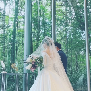緑にウェディングドレスが映えます