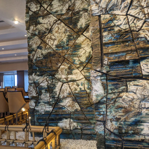 本館のエントランスには、ホテルらしい豪華な壁があります。|678743さんのSHOHAKUEN HOTEL 松柏園ホテルの写真(2105396)
