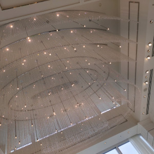 チャペルの天井にはたくさんのクリスタルがあります。|678743さんのアルマリアン 福岡（ALMALIEN FUKUOKA）の写真(2105499)