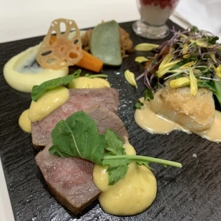 式後にゆっくり料理を食べさせてもらいました。
