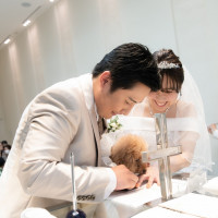 愛犬も肉球で2人の結婚を証明！