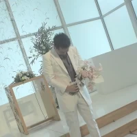 花嫁を待ちながら泣く新郎