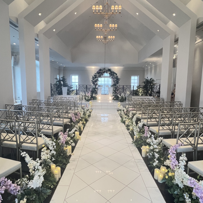 自然光で明るいチャペル