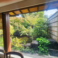 午後式のときに控え室からの庭の眺めです