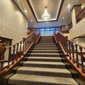 披露宴会場入り口すぐの大階段|679038さんの若宮の杜 迎賓館の写真(1946547)