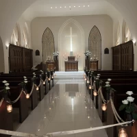 入った瞬間の生花の香りと、反射する十字架の美しさ