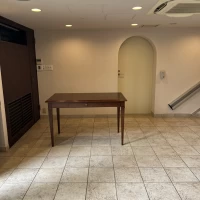 昇降機が付いている階段が奥にあります。