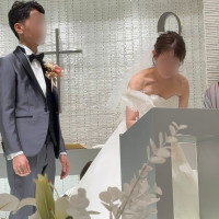 結婚証明書にサインの風景。