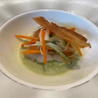 鮮魚のバプール　サフランリゾット　色鮮やかなソースヴェール