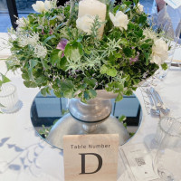 披露宴のテーブルのお花。白をベースにしました。