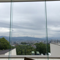 ガラス一面で長野市街地を一望できる