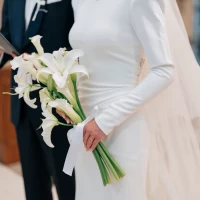 ブーケはユリの花束