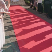 チャペル前レッドカーペット