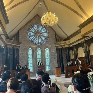 厳かなチャペルです。
外国人の牧師はイケメンと話題でした。