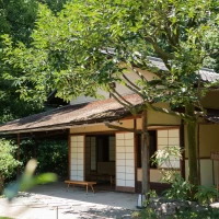 茶屋のような建物が敷地内にあります。