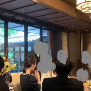 窓ガラスも大きく、歴史も感じる重厚感がある会場