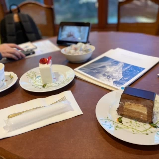 ロビーで打ち合わせした際に出してもらえたケーキです。