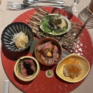鮑、黒毛和牛、いくら、ほたて、トロなど豪華で美味しかったです