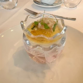 ドライアイスの演出とともにアロマの香りがします。