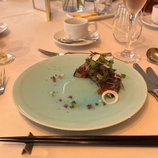 夜景と指輪をイメージした料理です。