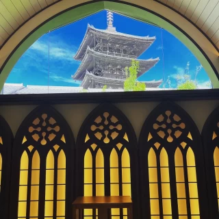 八坂の塔が目の前に見えるチャペル