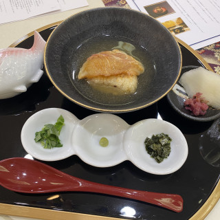 〆に人気の鯛茶漬け