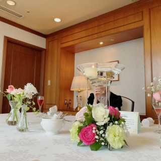 ピンク系のテーブル装花