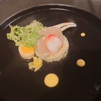北海の幸 蟹・帆立貝のマリネ ブーケとマンゴーの彩りを添えて