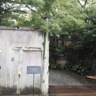 広大な日本庭園につながる入り口