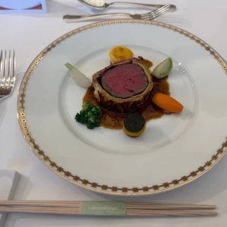 料理(メインの牛フィレ肉のパイ包み焼き)