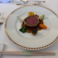 料理(メインの牛フィレ肉のパイ包み焼き)